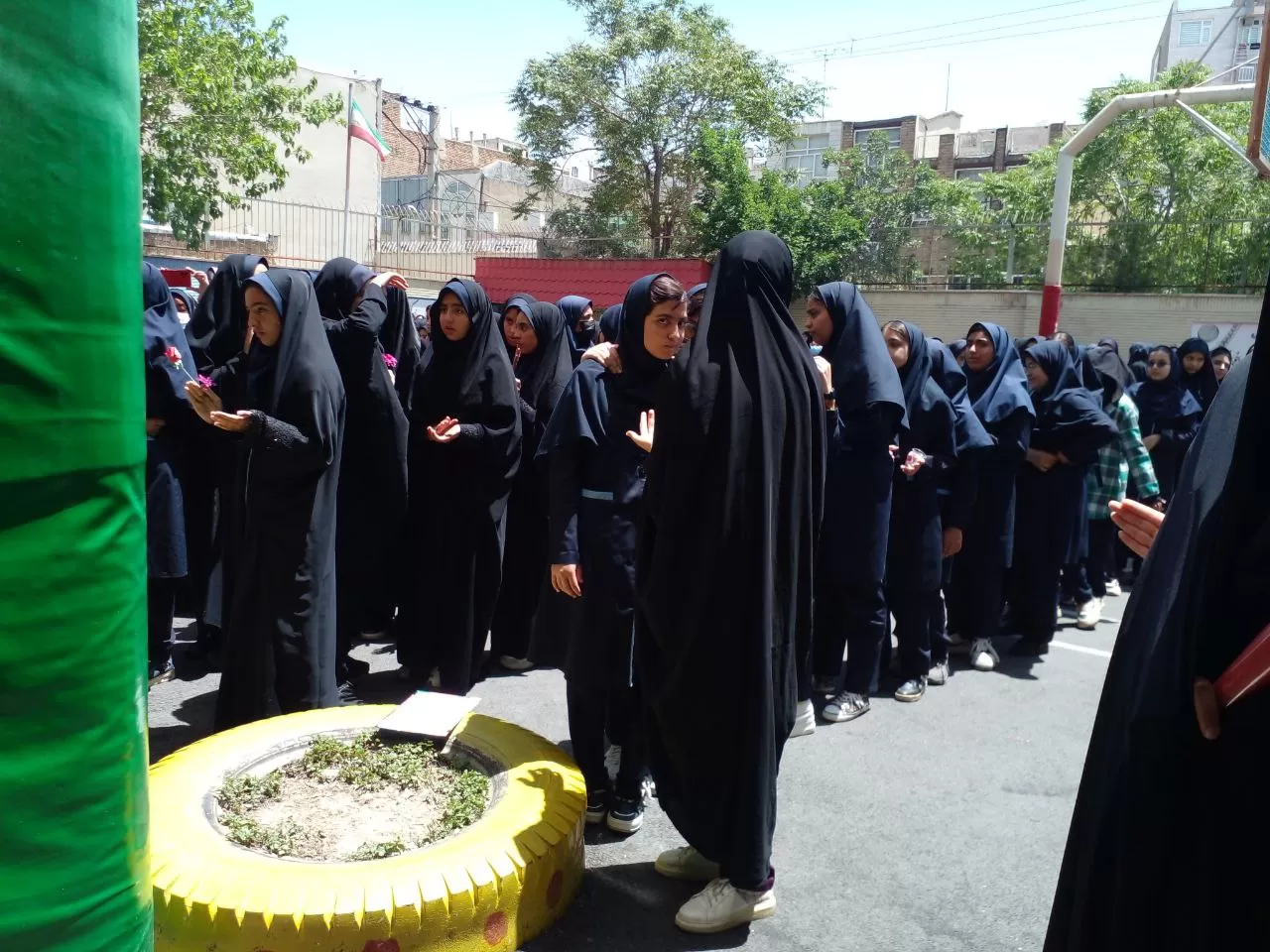 پرچم متبرک رضوی میهمان مدرسه فدک