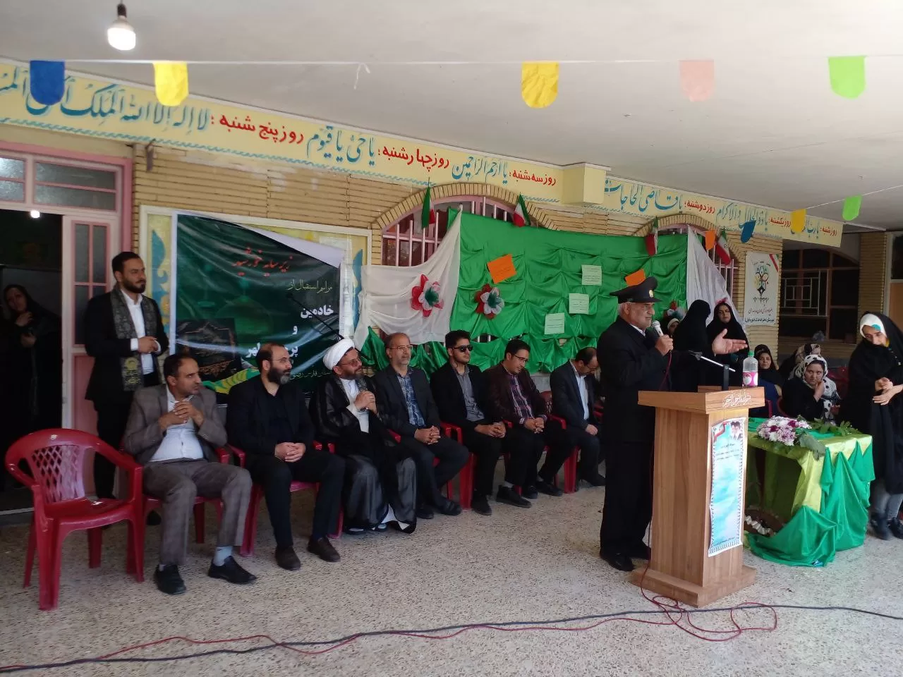 پرچم متبرک رضوی میهمان مدرسه فدک