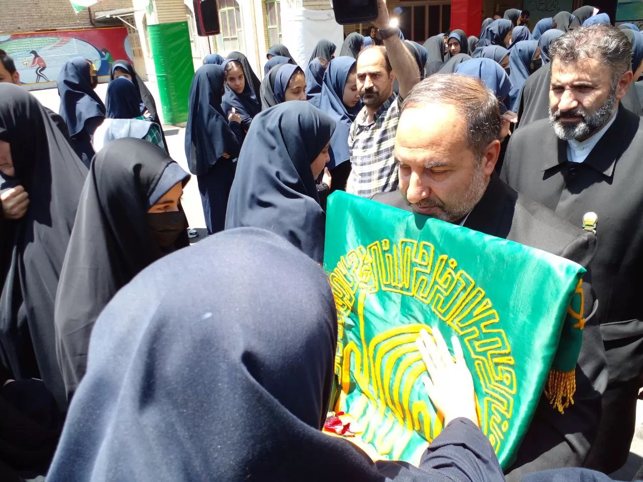 پرچم متبرک رضوی میهمان مدرسه فدک