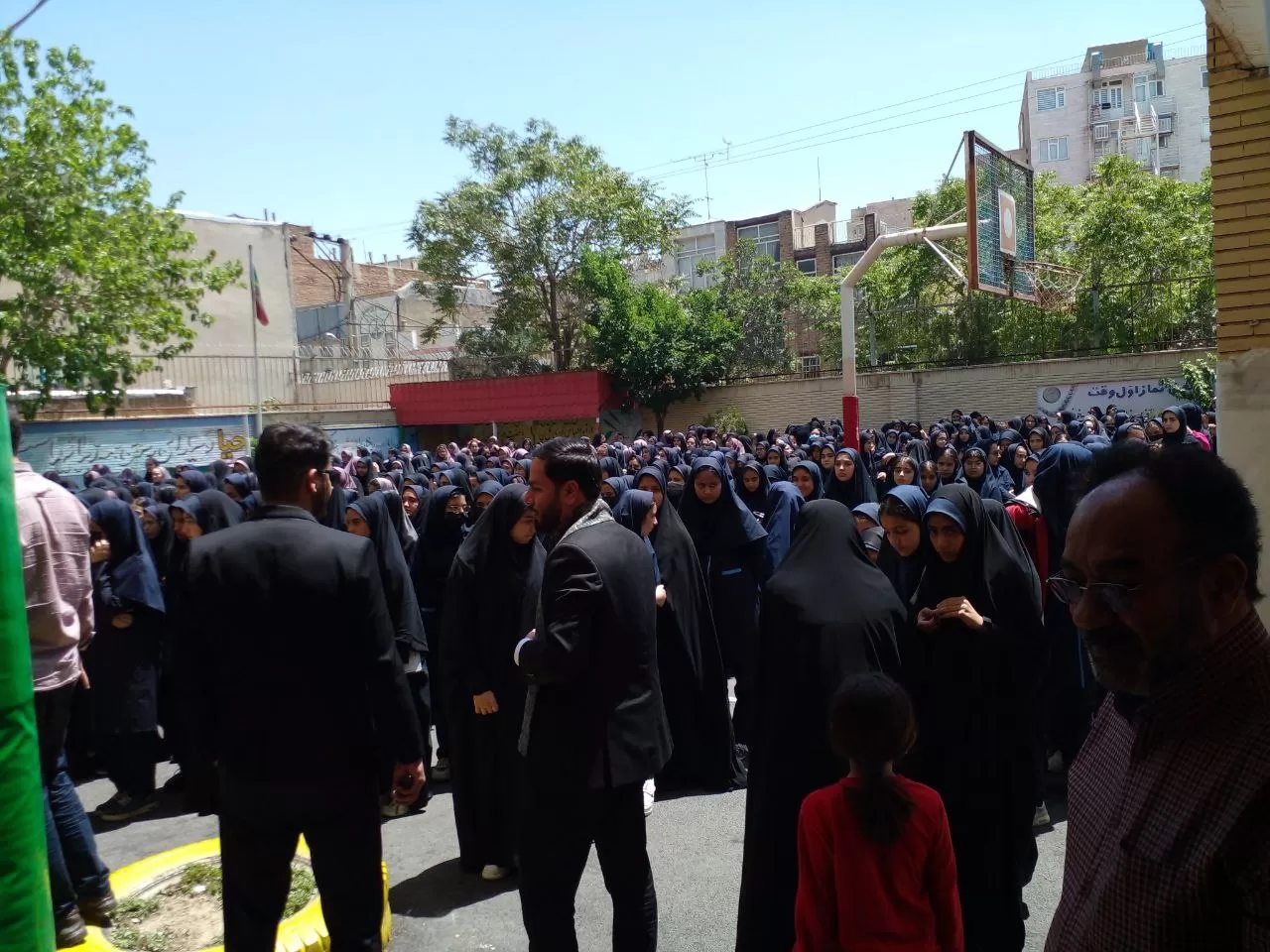 پرچم متبرک رضوی میهمان مدرسه فدک