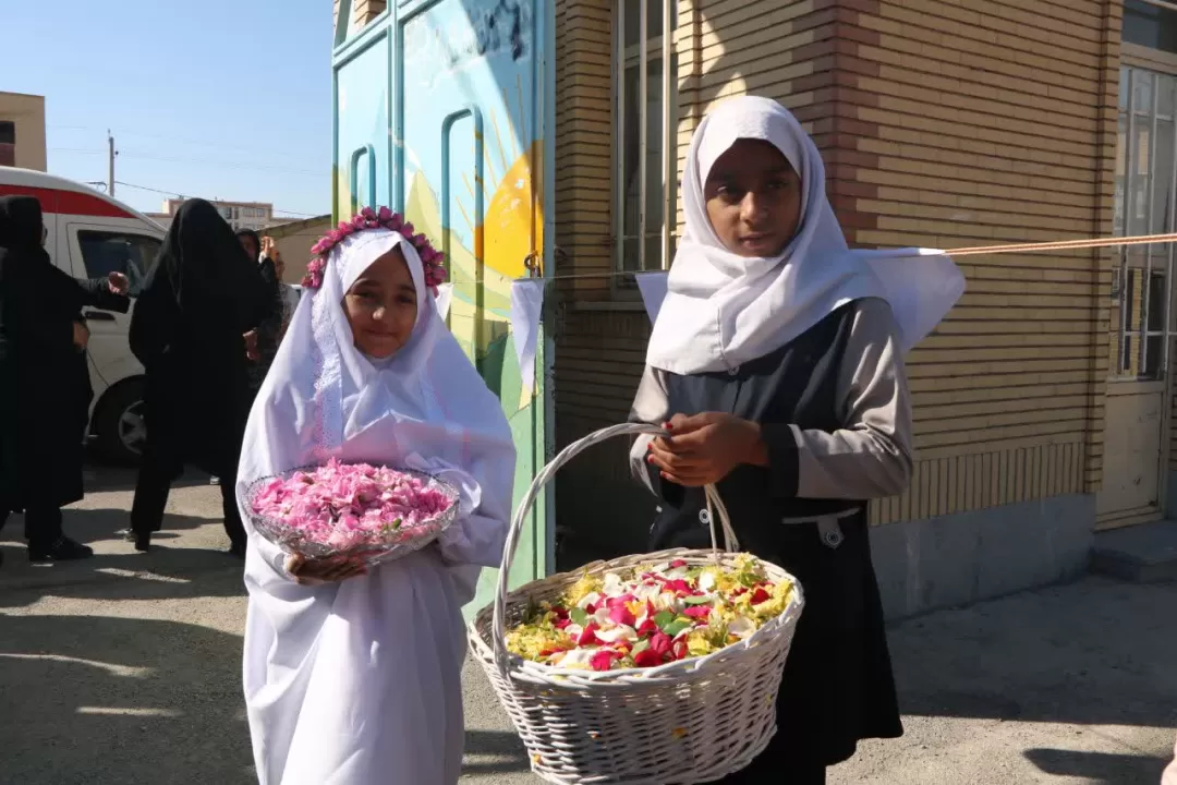 کاروان زیر سایه خورشید در دلیجان