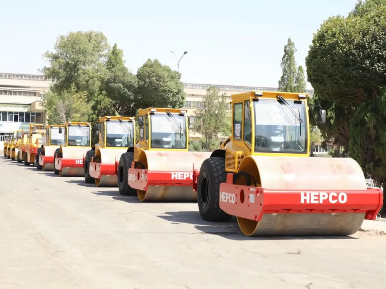 تحویل ۲۴ دستگاه ماشین‌آلات راهسازی به شهرداری اراک