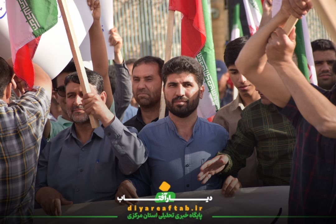 تشکیل زنجیره انسانی مقابل مرکز هسته‌ای  اراک