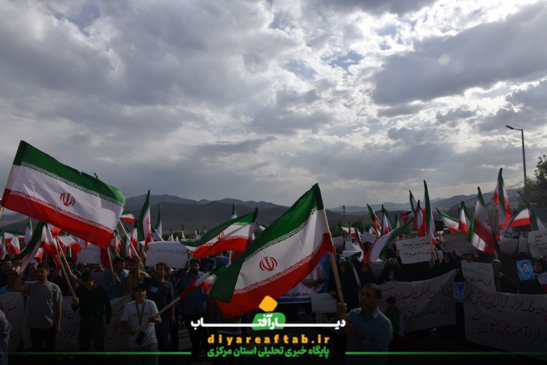 تشکیل زنجیره انسانی مقابل مرکز هسته‌ای  اراک