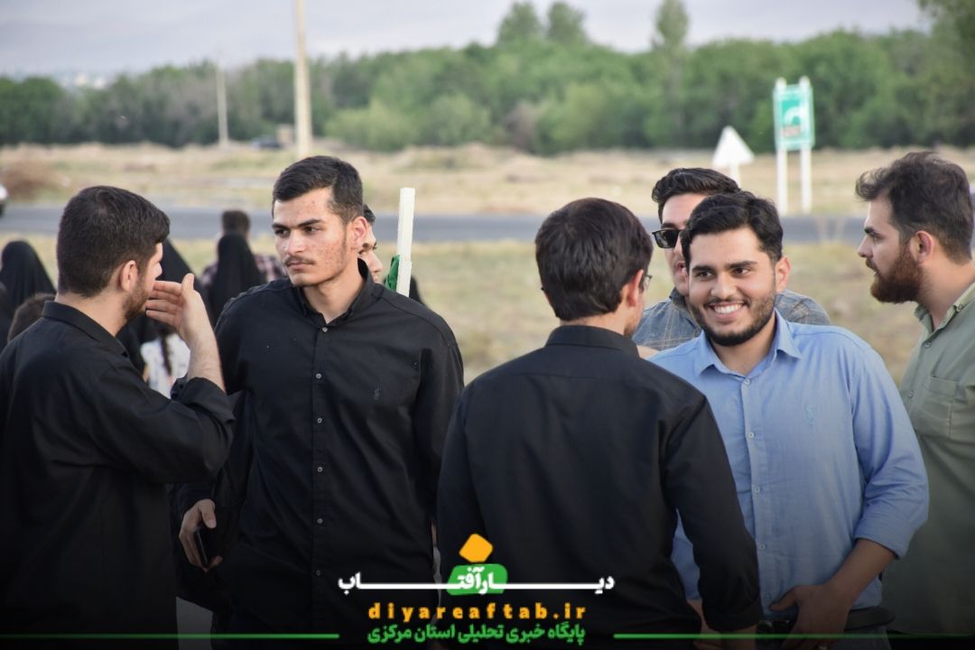 تشکیل زنجیره انسانی مقابل مرکز هسته‌ای  اراک