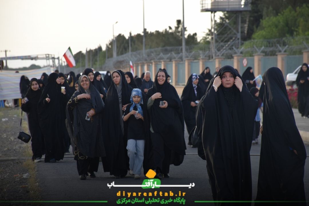 تشکیل زنجیره انسانی مقابل مرکز هسته‌ای  اراک