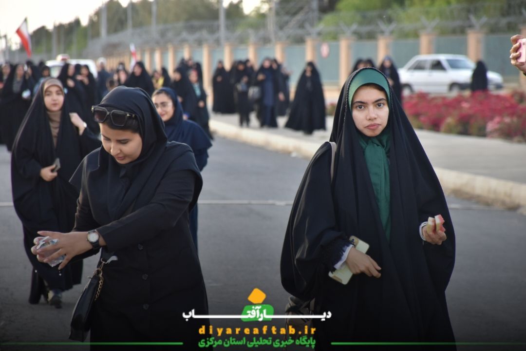 تشکیل زنجیره انسانی مقابل مرکز هسته‌ای  اراک