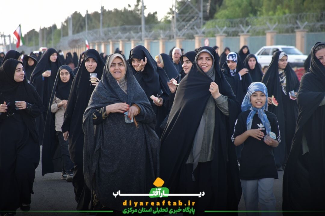 تشکیل زنجیره انسانی مقابل مرکز هسته‌ای  اراک