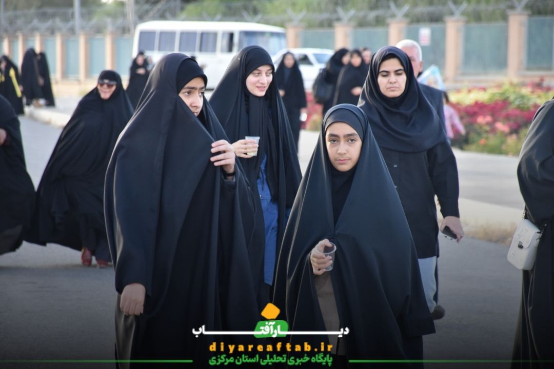 تشکیل زنجیره انسانی مقابل مرکز هسته‌ای  اراک