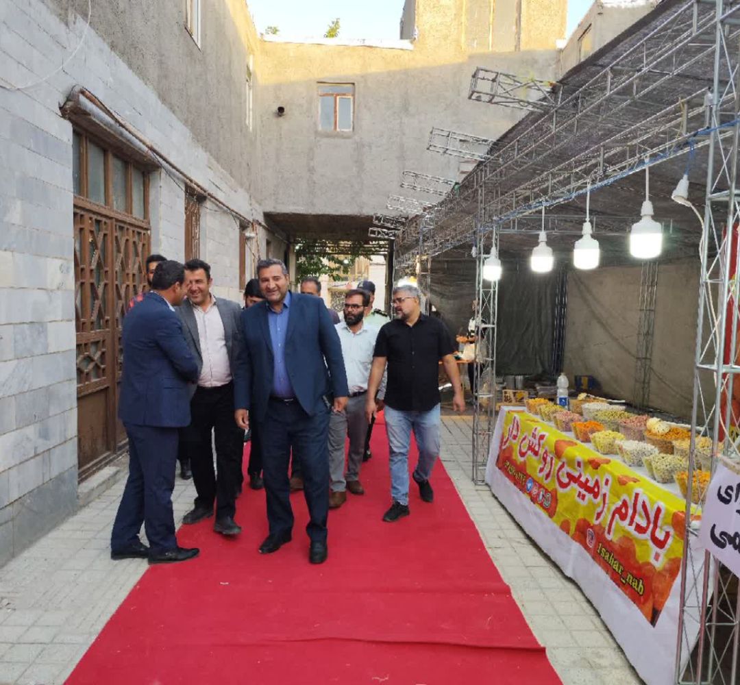 افتتاح نمایشگاه مبلمان، لوستر و سوغات در کمیجان